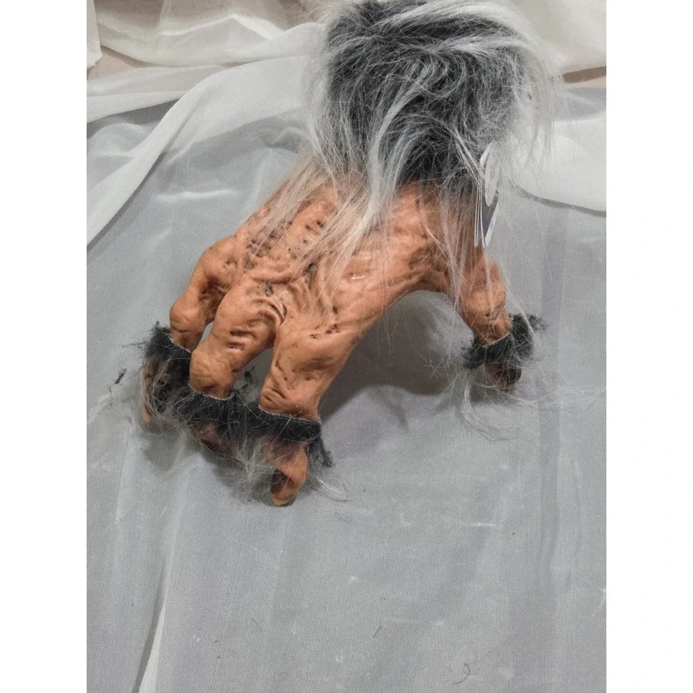 New with Tags Animated Halloween Hairy Walking Hand Prop (Moves &‎ Growls)